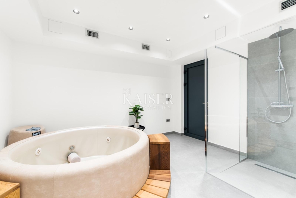 Istra - Poreč, moderna vila z bazenom in wellnessom