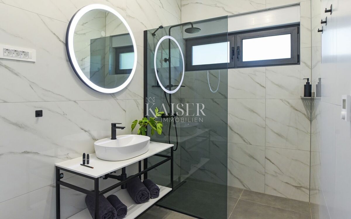 Istra, Rabac - luksuzna vila s panoramskim pogledom na morje, 233 m2