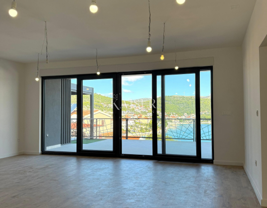 Marina, Trogir - Ekskluzivno, takoj vseljivo stanovanje s panoramskim razgledom in vrtom