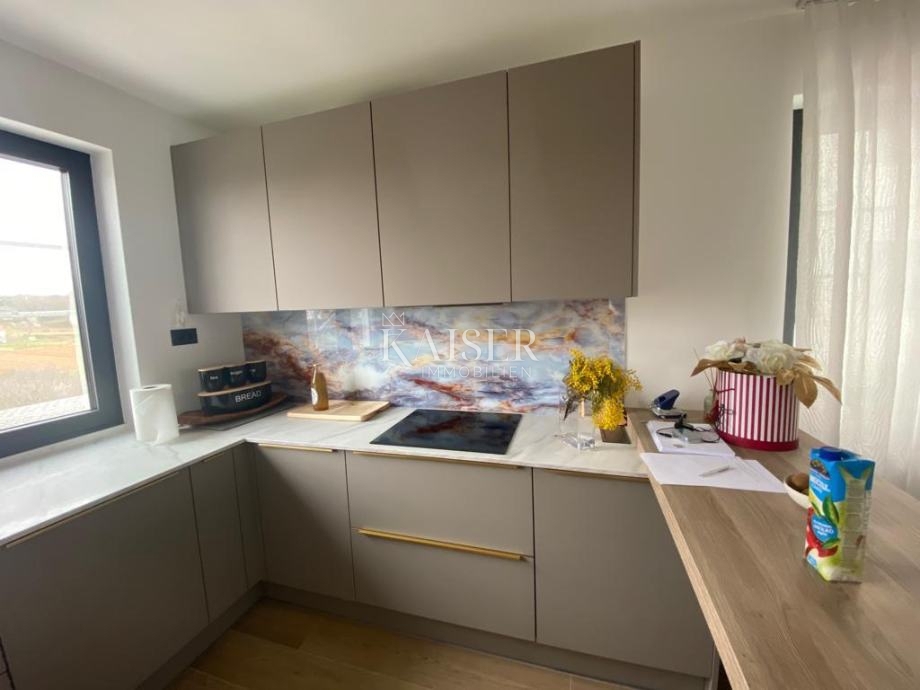 Petrčane novogradnja pritličje 3 spalnice + dnevna soba blizu morja