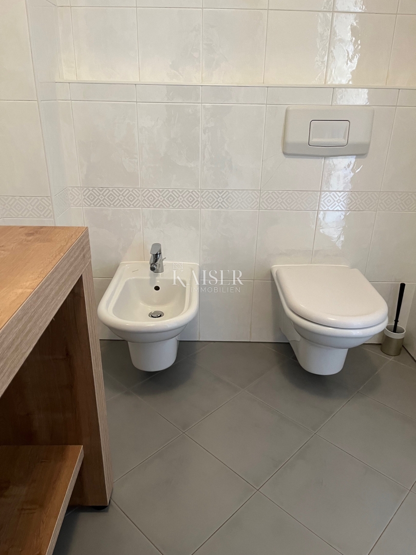 Istra - Poreč, trisobno stanovanje v centru Poreča, 100 m od morja