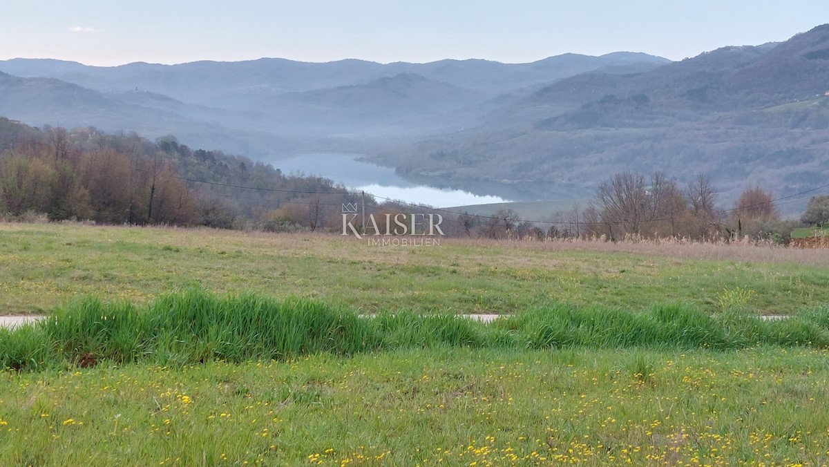 Kmetijsko zemljišče Motovun, 2.300m2