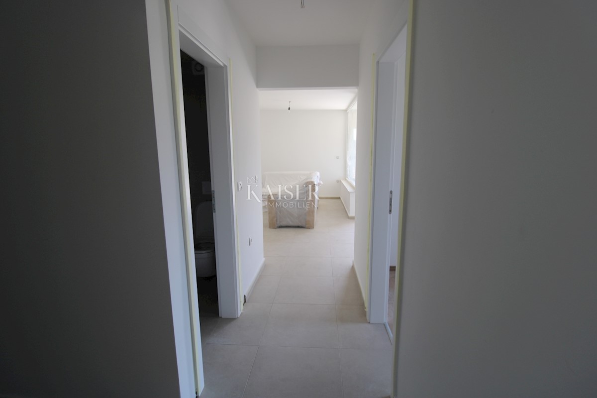 Labin, center - 2 sobno stanovanje s teraso, 76 m2