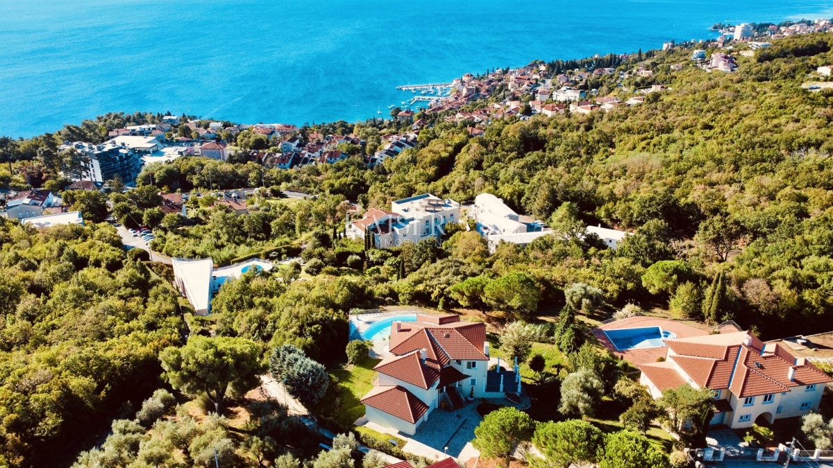 Opatija, Pobri - vila na zemljišču 4300 m2 s fantastičnim razgledom