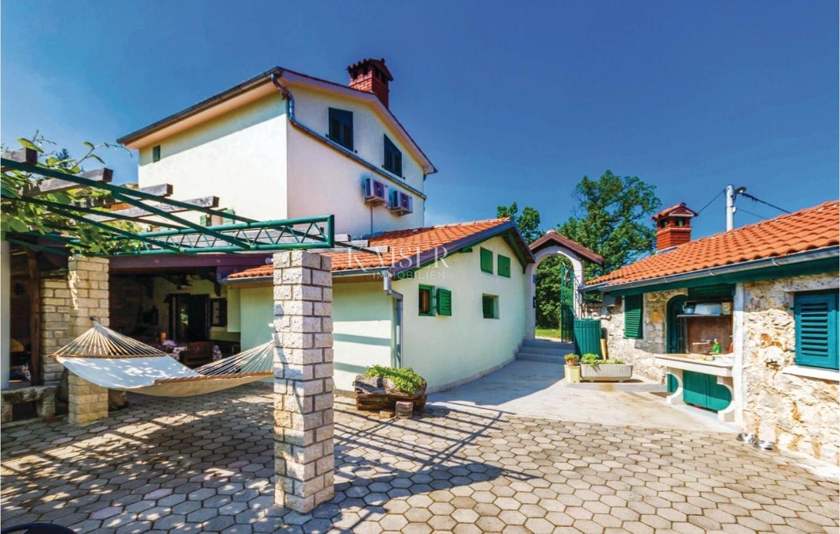 Mošćenička Draga - priložnost, hiša z bazenom in vrtom 980 m2