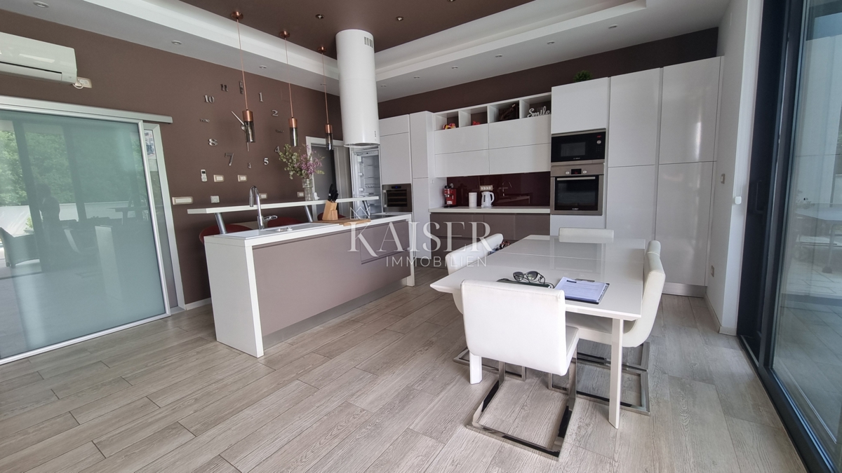 Vila Šmrika, Kraljevica, 400m2