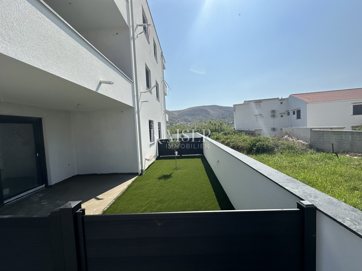 Otok Pag - apartma 56,05 m2 z vrtom, 70 m od morja