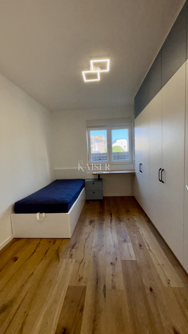 Zadar - Sukošan: Luksuzno pritlično stanovanje z bazenom, vrtom in garažo, 50 m od morja