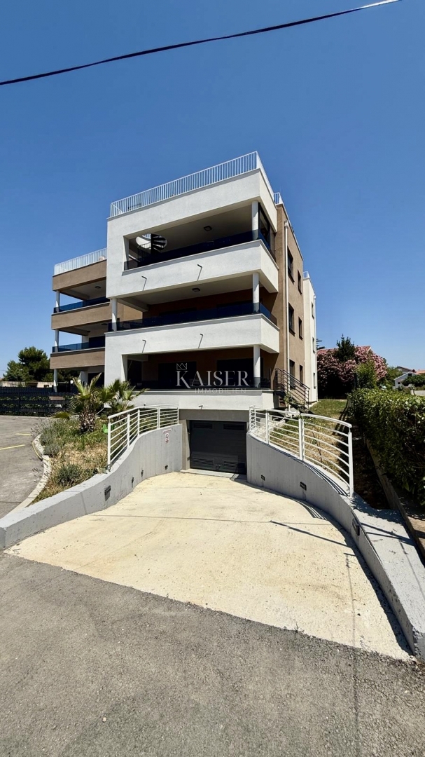 Zadar - Sukošan: Luksuzno pritlično stanovanje z bazenom, vrtom in garažo, 50 m od morja