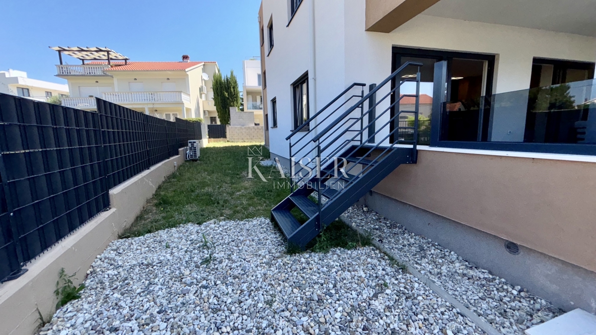 Zadar - Sukošan: Luksuzno pritlično stanovanje z bazenom, vrtom in garažo, 50 m od morja