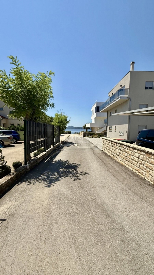Zadar - Sukošan: Luksuzno pritlično stanovanje z bazenom, vrtom in garažo, 50 m od morja