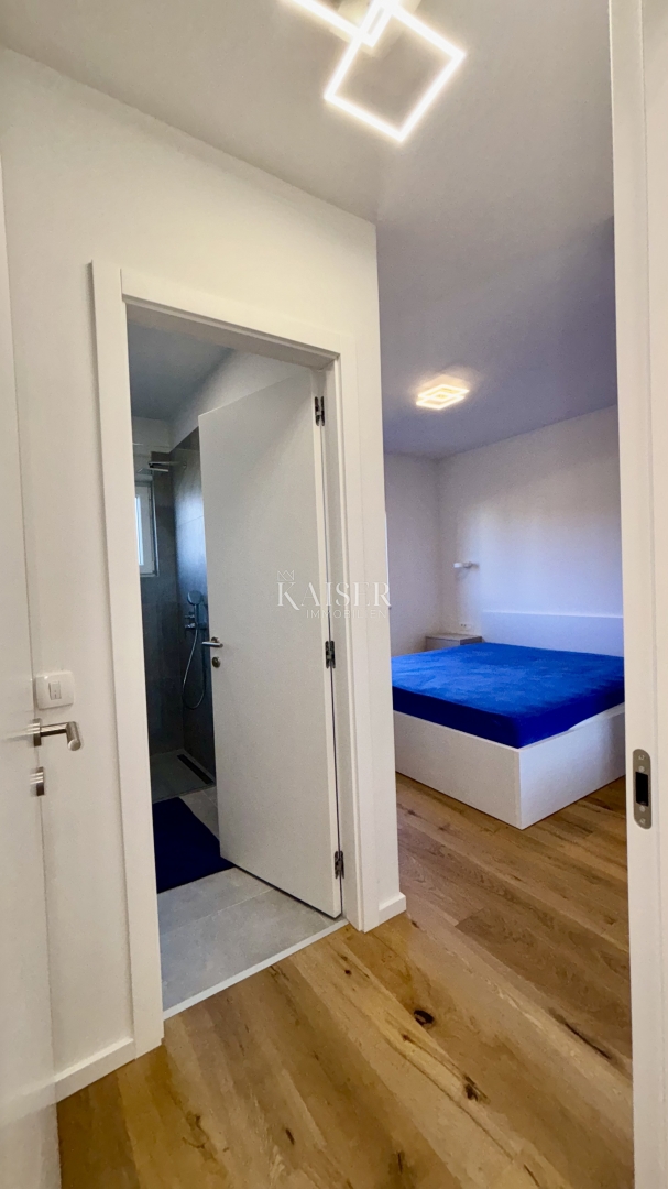 Zadar - Sukošan: Luksuzno pritlično stanovanje z bazenom, vrtom in garažo, 50 m od morja