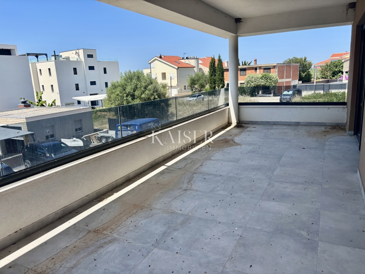 ZadarSukošan: Trisobno stanovanje 50 m od morja z razgledom in teraso