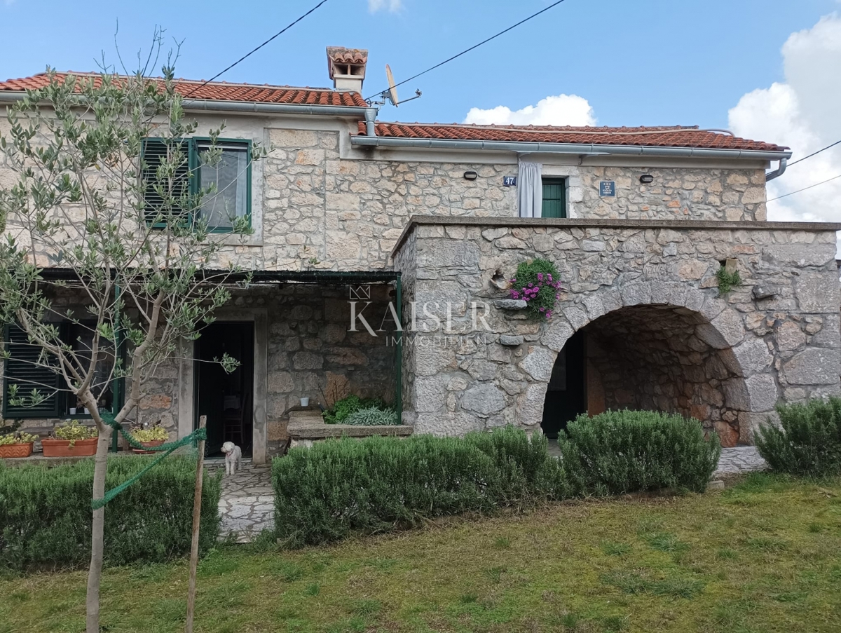Malinska, Rasopano, avtentična obnovljena kamnita hiša z bazenom in vrtom 