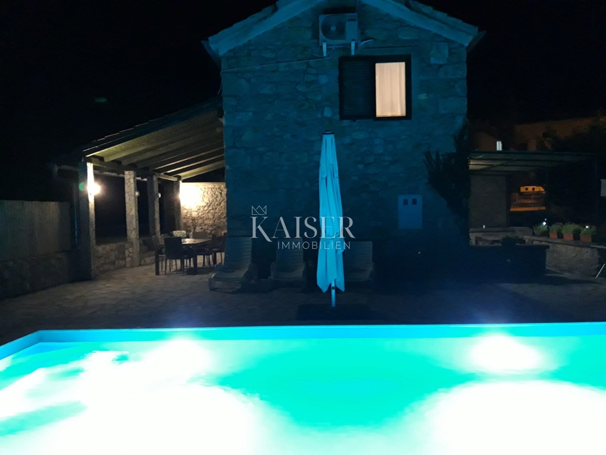 Malinska, Rasopano, avtentična obnovljena kamnita hiša z bazenom in vrtom 