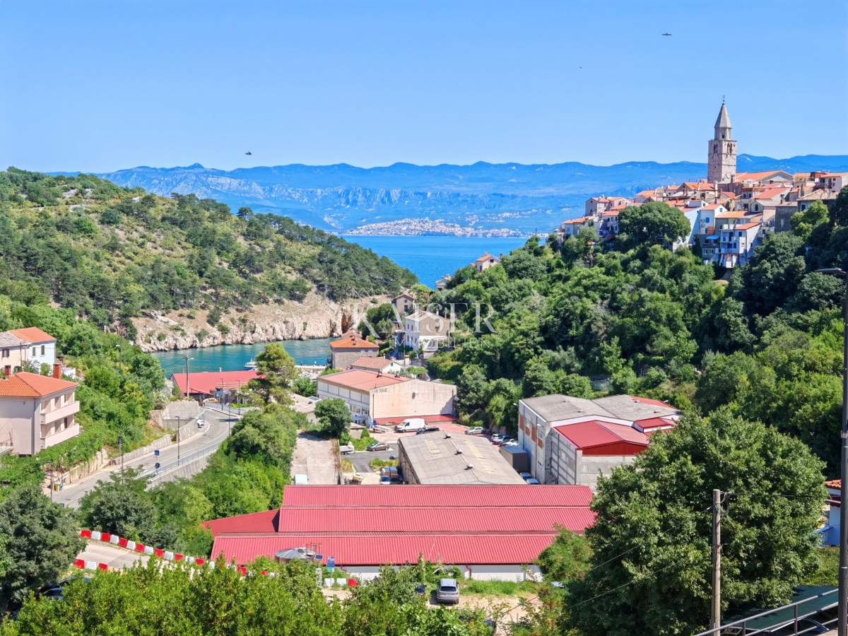 Otok Krk, Vrbnik - dvonadstropno stanovanje 95m2 s pogledom na morje