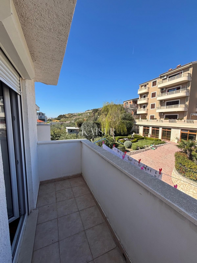 Split, Žnjan - trosobno stanovanje 120 m2 s pogledom na morje