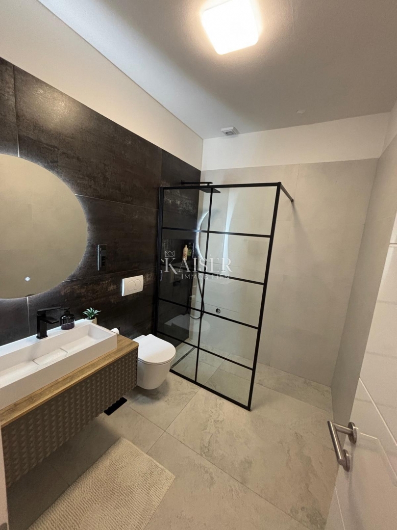 Split, Žnjan - trosobno stanovanje 120 m2 s pogledom na morje