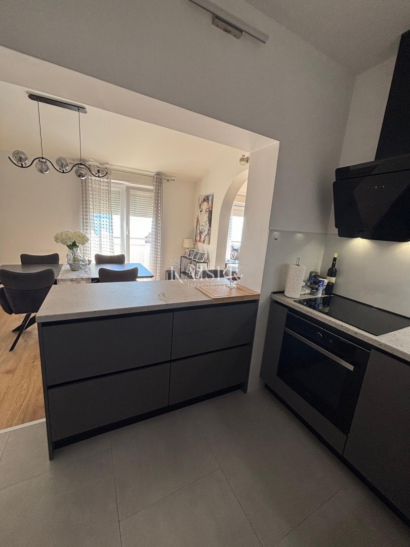 Split, Žnjan - trosobno stanovanje 120 m2 s pogledom na morje