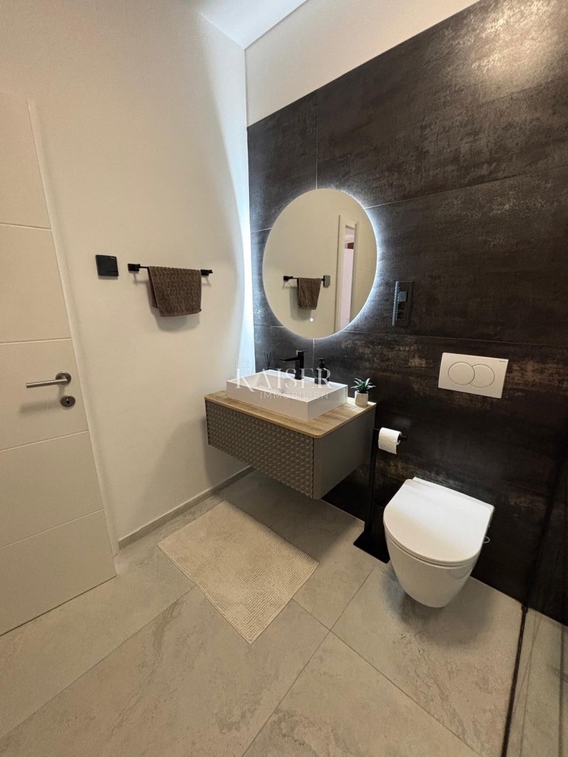 Split, Žnjan - trosobno stanovanje 120 m2 s pogledom na morje