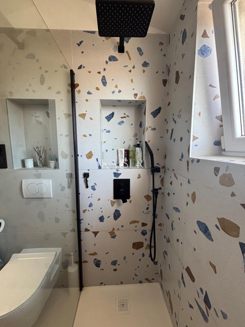Split, Žnjan - trosobno stanovanje 120 m2 s pogledom na morje