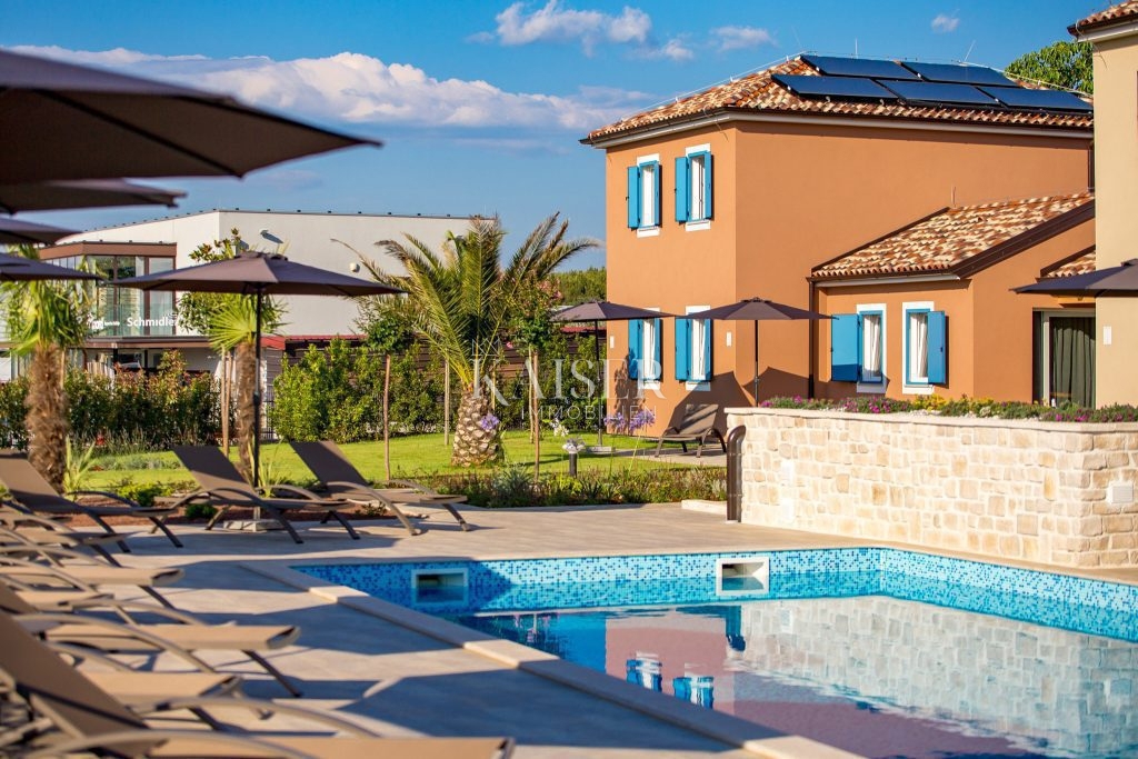 Istra - Poreč, ekskluzivna vila s 6 apartmaji v bližini morja