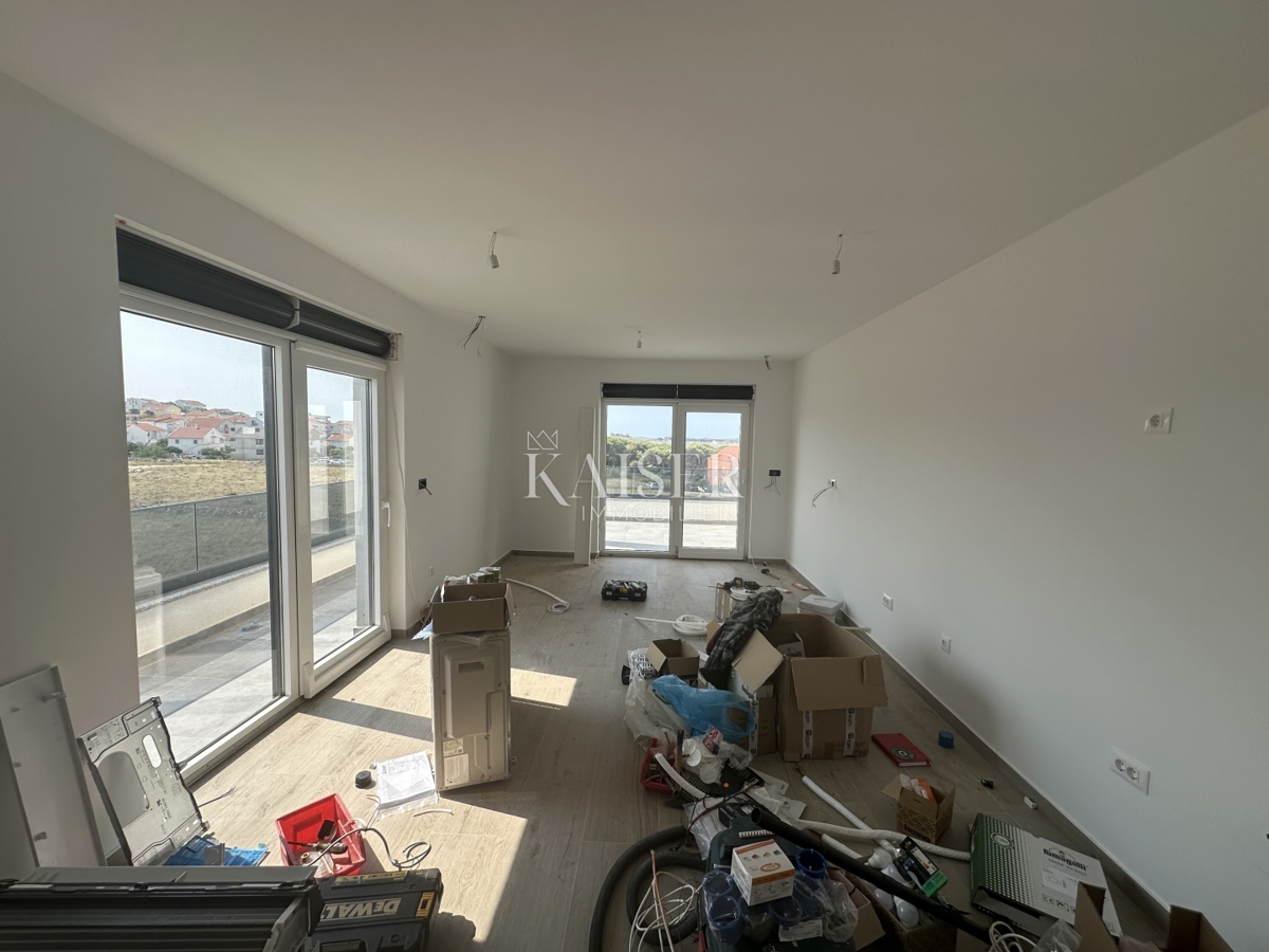 Pag, Povljana - trosobno stanovanje, velik balkon, 300 m od morja