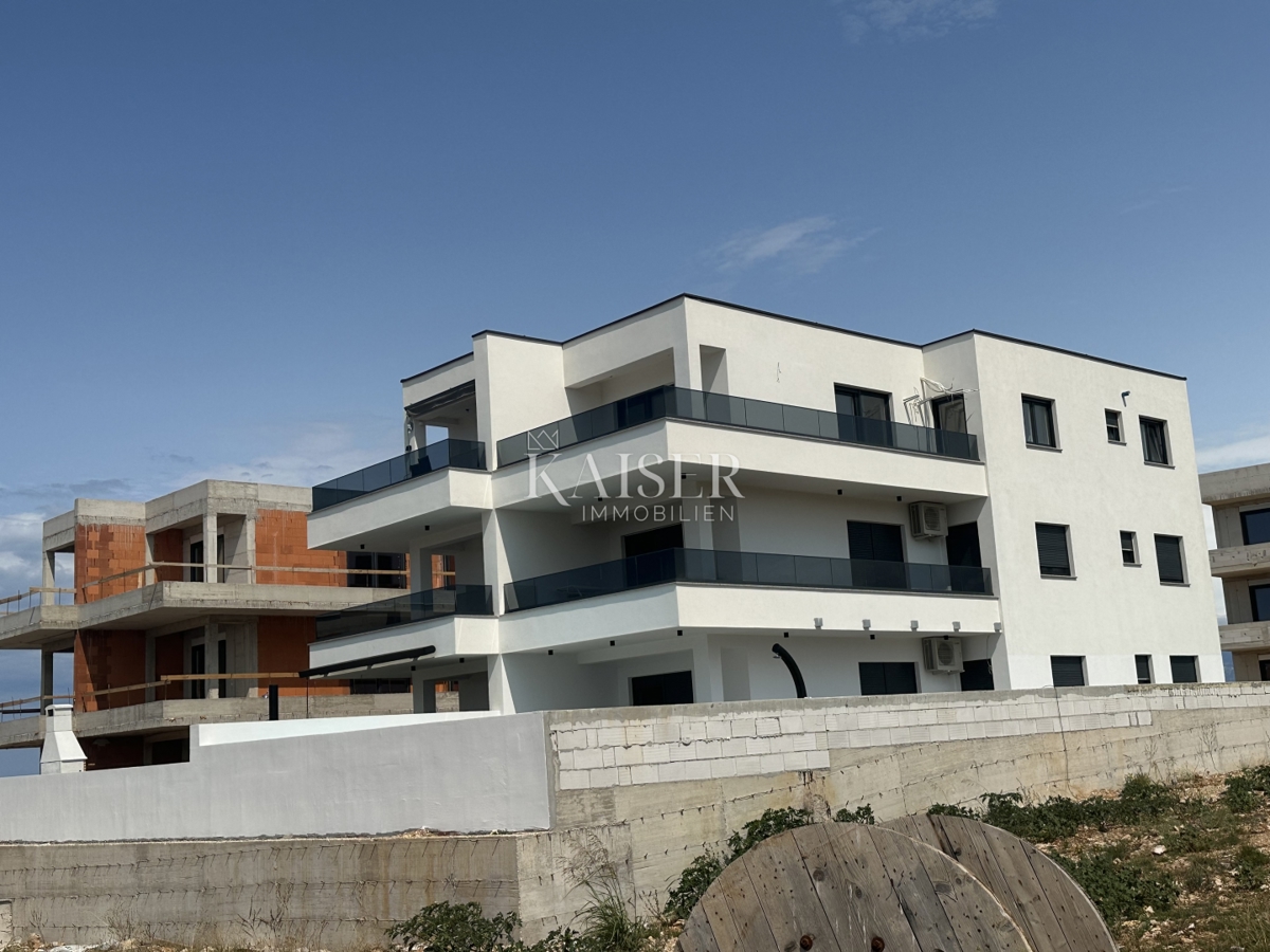 Pag, Povljana - trosobno stanovanje, velik balkon, 300 m od morja