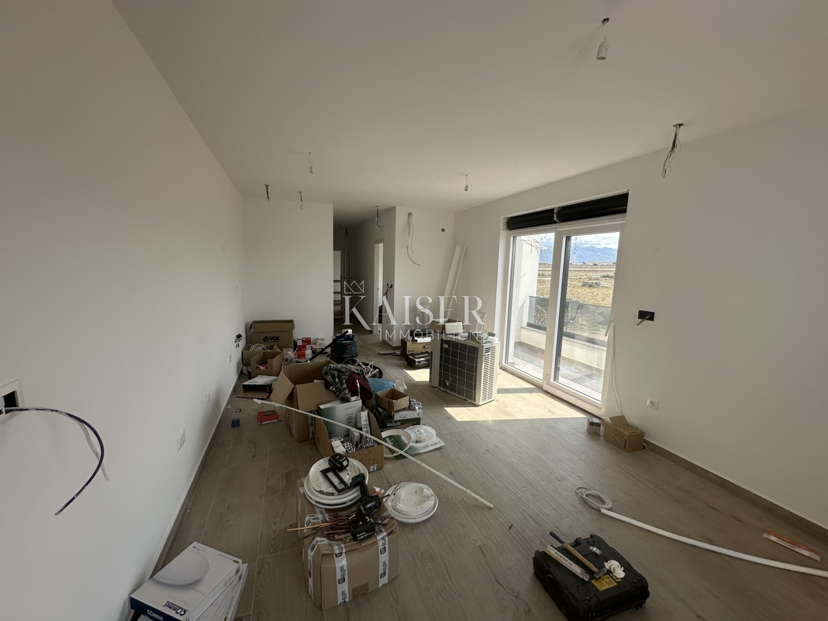 Pag, Povljana - trosobno stanovanje, velik balkon, 300 m od morja