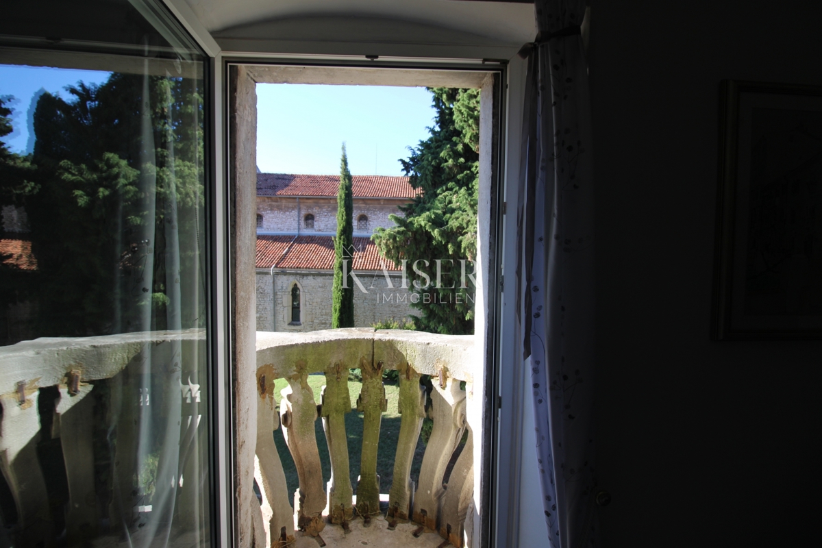 Istra, Pula - zgodovinsko stanovanje 104m2 s freskami in teraso