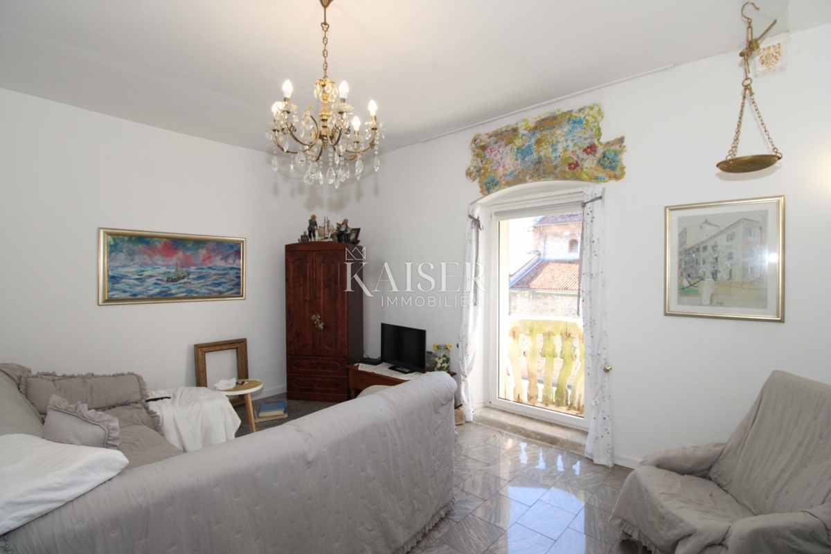 Istra, Pula - zgodovinsko stanovanje 104m2 s freskami in teraso