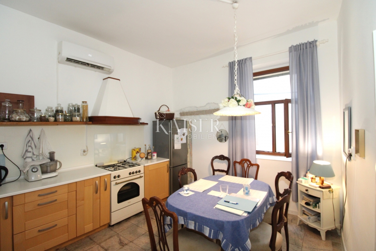Istra, Pula - zgodovinsko stanovanje 104m2 s freskami in teraso