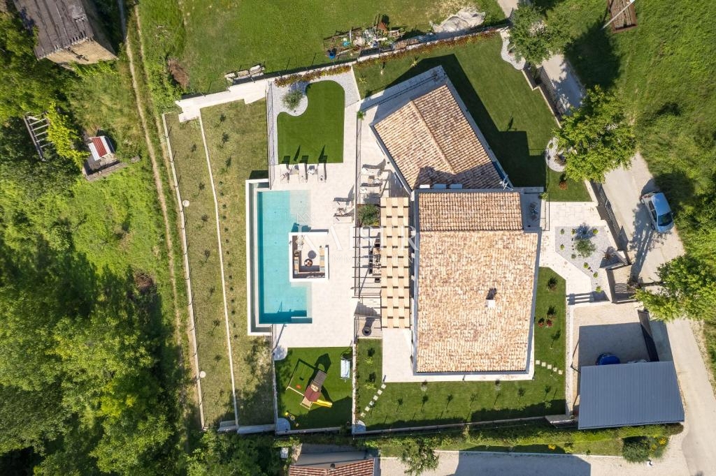 ISTRA, MOTOVUN – Ekskluzivna vila z neskončnim bazenom in očarljivim razgledom v osrčju Istre