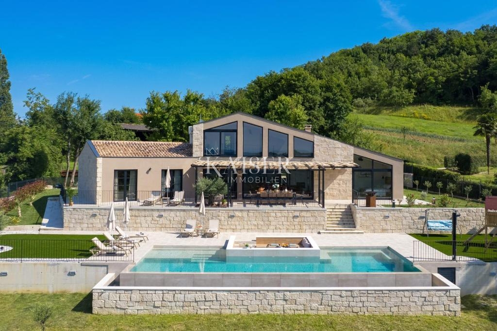 ISTRA, MOTOVUN – Ekskluzivna vila z neskončnim bazenom in očarljivim razgledom v osrčju Istre