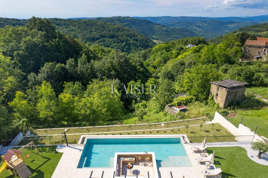 ISTRA, MOTOVUN – Ekskluzivna vila z neskončnim bazenom in očarljivim razgledom v osrčju Istre