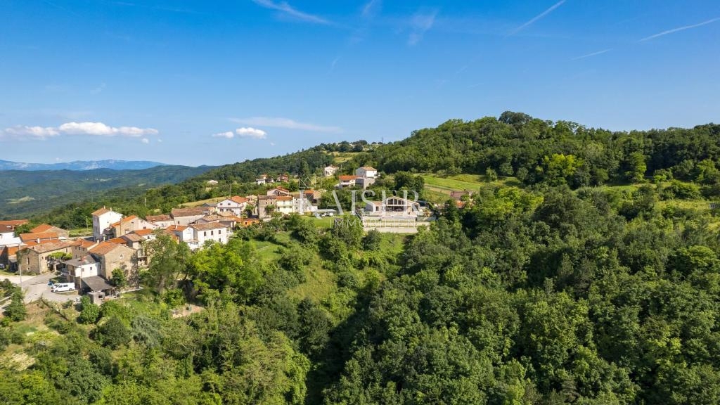 ISTRA, MOTOVUN – Ekskluzivna vila z neskončnim bazenom in očarljivim razgledom v osrčju Istre