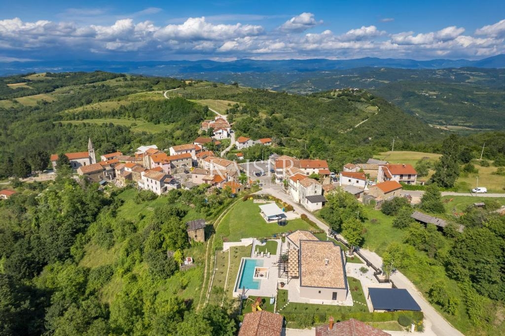ISTRA, MOTOVUN – Ekskluzivna vila z neskončnim bazenom in očarljivim razgledom v osrčju Istre