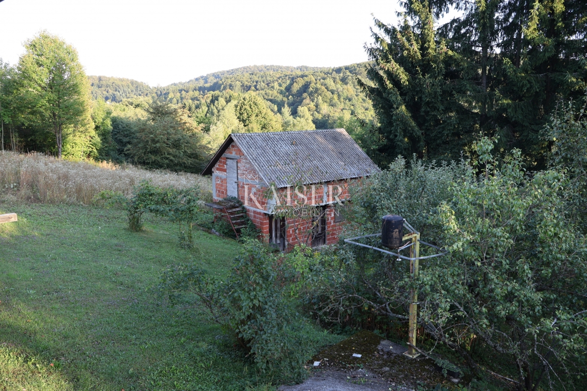 Gorski kotar, Vrbovsko - hiša z velikim vrtom, samo v naši ponudbi!