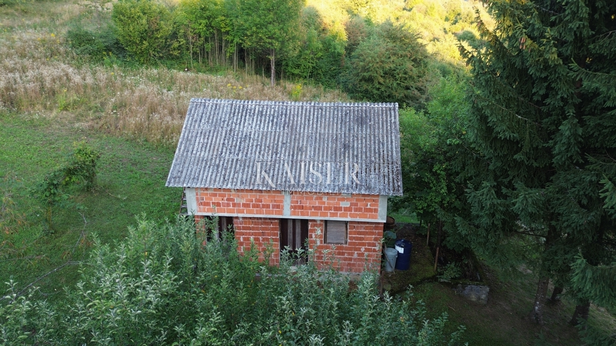 Gorski kotar, Vrbovsko - hiša z velikim vrtom, samo v naši ponudbi!