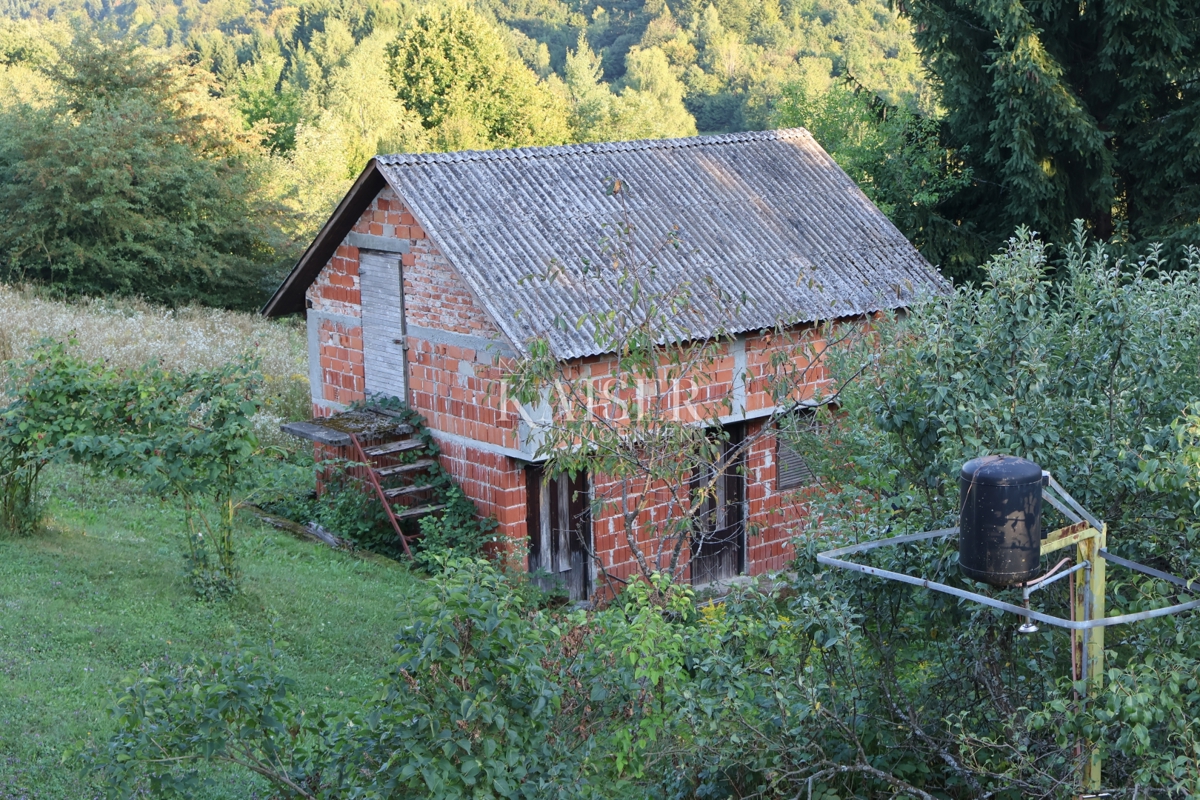 Gorski kotar, Vrbovsko - hiša z velikim vrtom, samo v naši ponudbi!