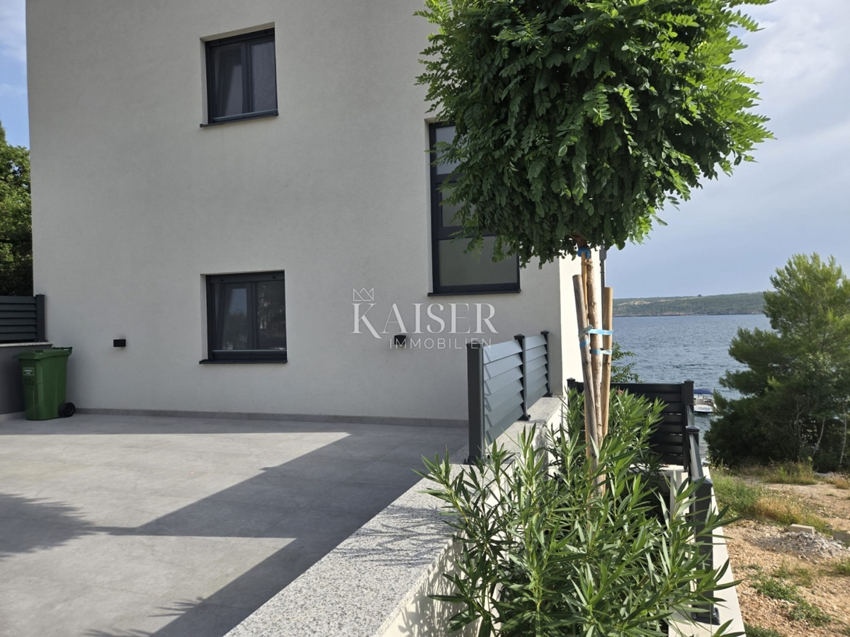 Zadar, Posedarje - ekskluzivna vila prva vrsta ob morju z zasebnim dostopom do morja