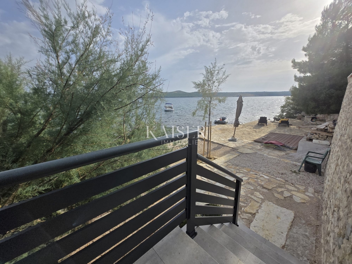 Zadar, Posedarje - ekskluzivna vila prva vrsta ob morju z zasebnim dostopom do morja