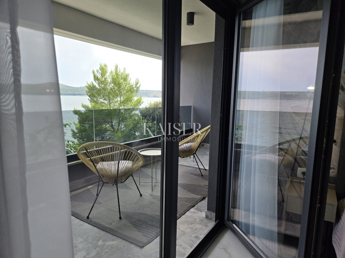 Zadar, Posedarje - ekskluzivna vila prva vrsta ob morju z zasebnim dostopom do morja
