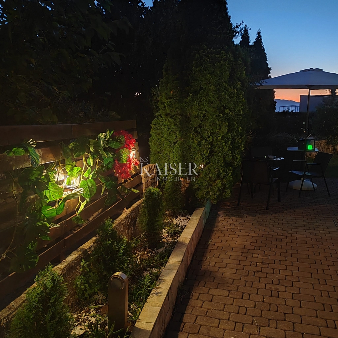 Malinska, apartma z vrtom in parkirnim mestom 