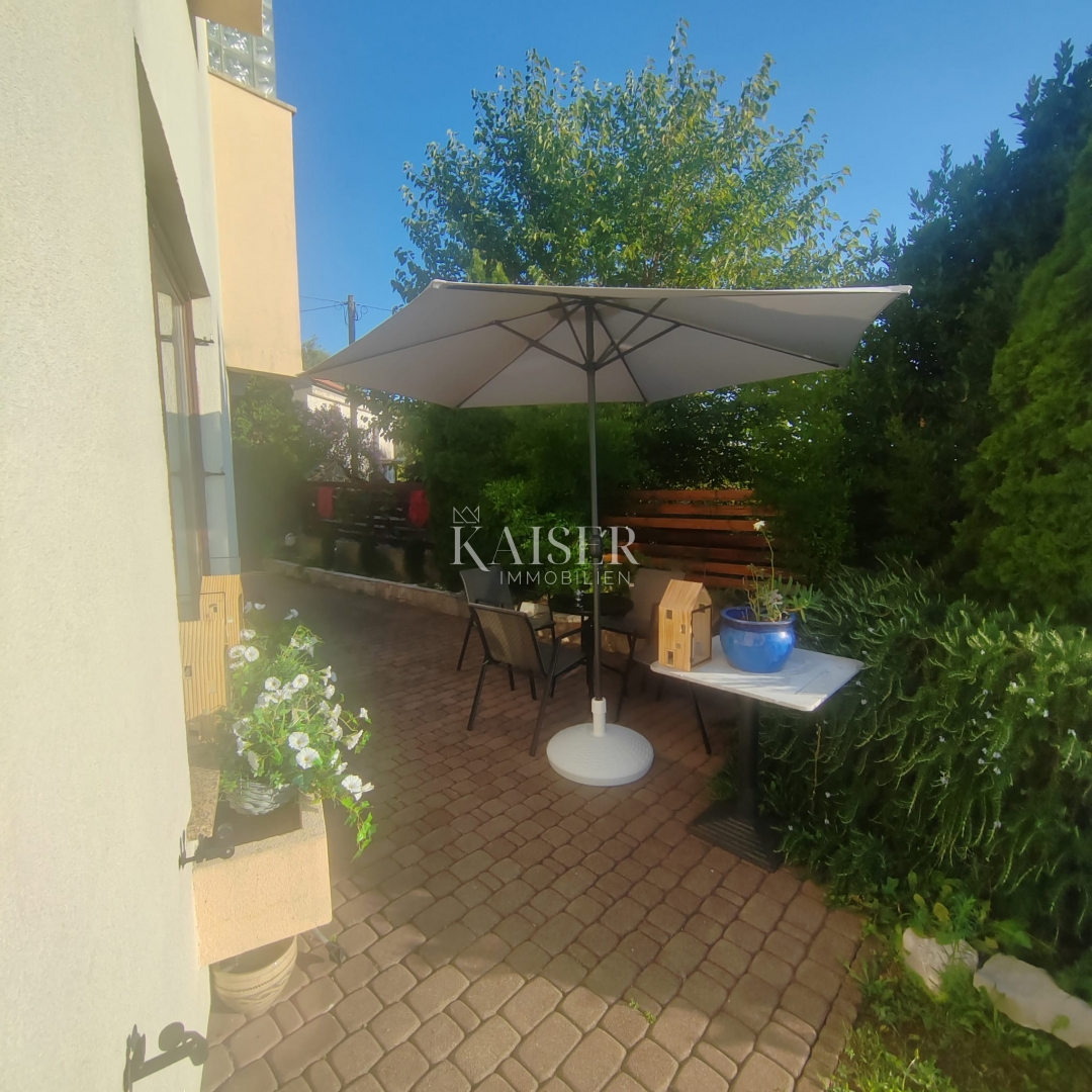 Malinska, apartma z vrtom in parkirnim mestom 