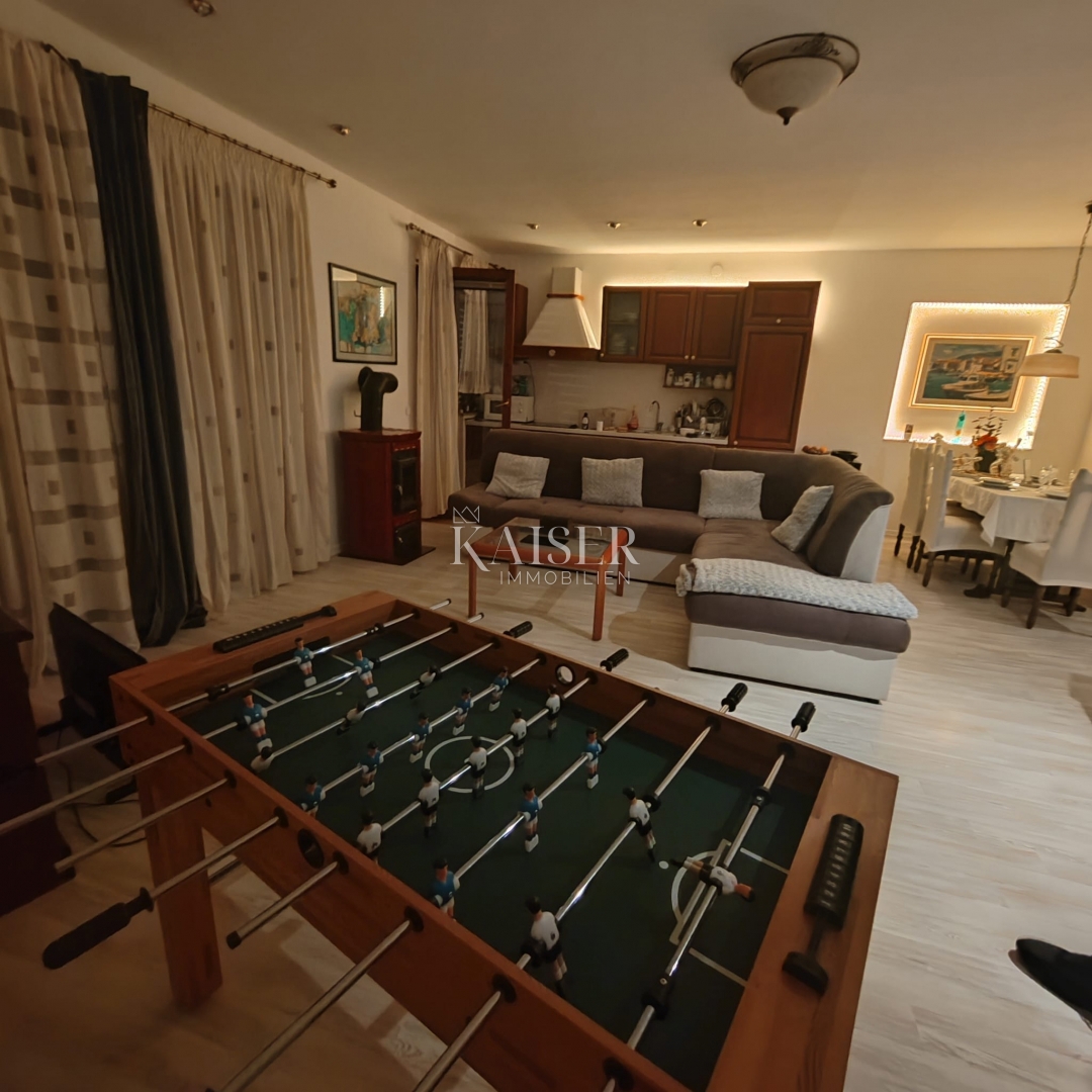 Malinska, apartma z vrtom in parkirnim mestom 