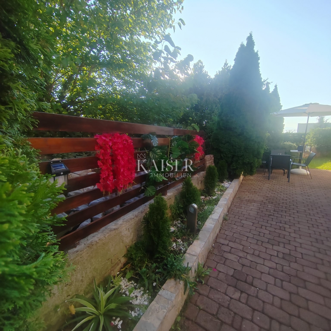 Malinska, apartma z vrtom in parkirnim mestom 