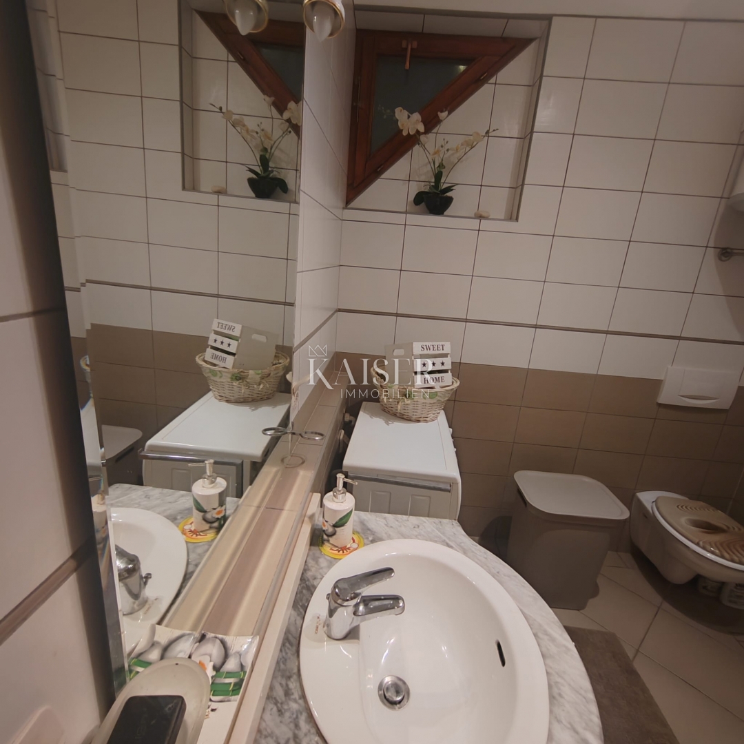 Malinska, apartma z vrtom in parkirnim mestom 