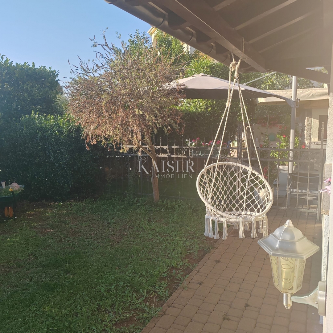 Malinska, apartma z vrtom in parkirnim mestom 