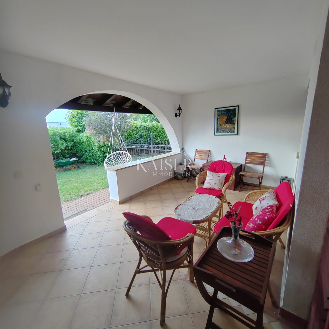 Malinska, apartma z vrtom in parkirnim mestom 